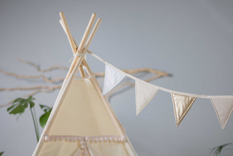 garland-Tepee-with-child-decoration-rug